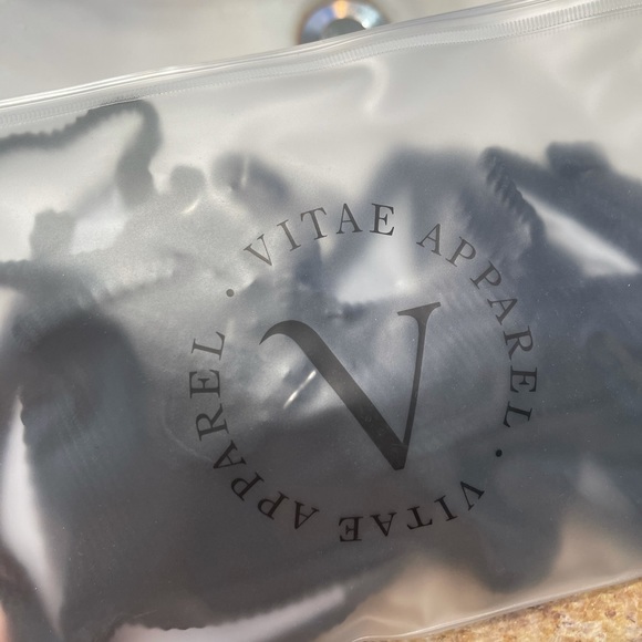 Bikini - Picture 3 of 3